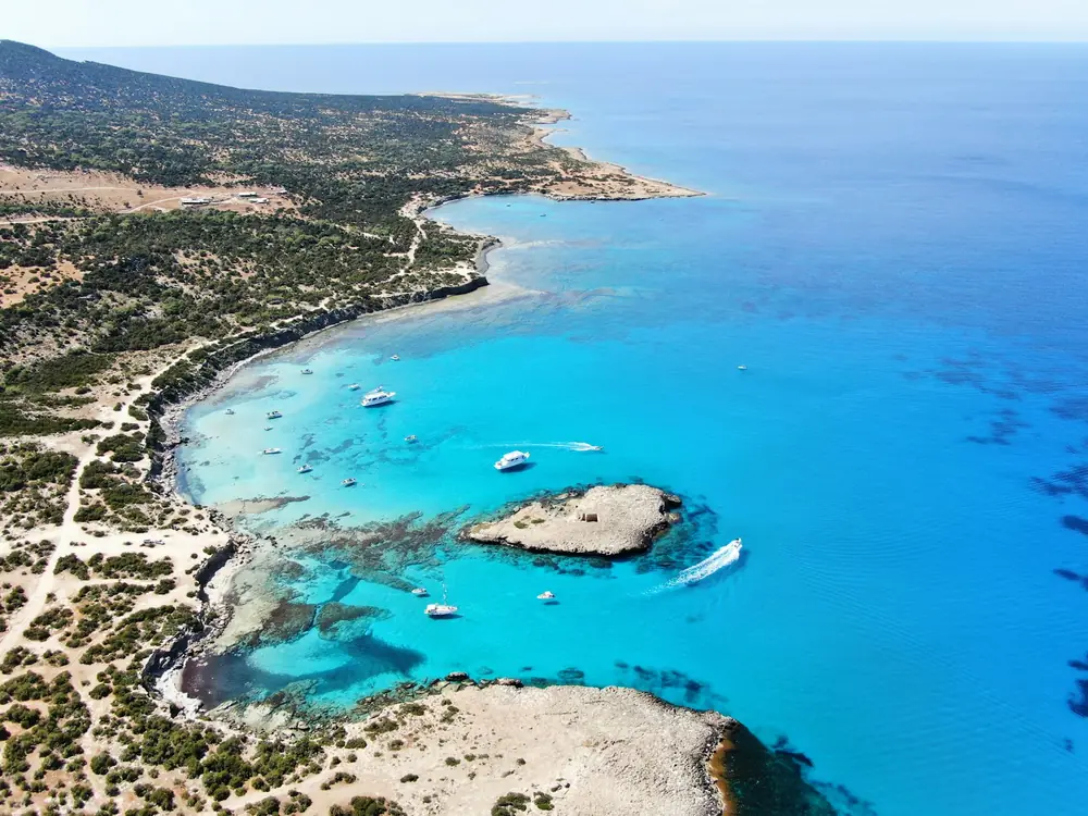 Solfylt kystby ved Middelhavet
